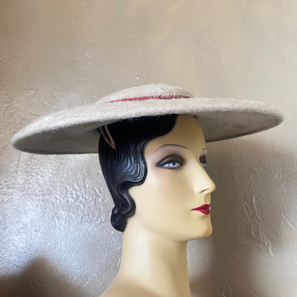 SUPERB 1950\'s IVORY FURRY FELT CART WHEEL HAT + RED/GOLD BAND main image 6